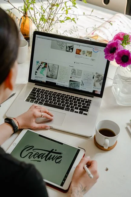 Un espace de travail contemporain mettant en scène un ordinateur portable, une tablette et des smartphones, parfaitement adapté aux usages technologiques et au travail indépendant.
