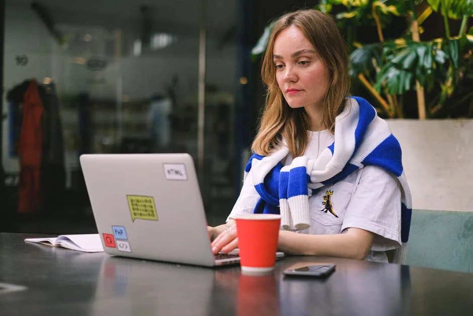 Vue de dessus d’un bureau de bureau moderne et élégant avec un ordinateur portable, une tablette et des accessoires.